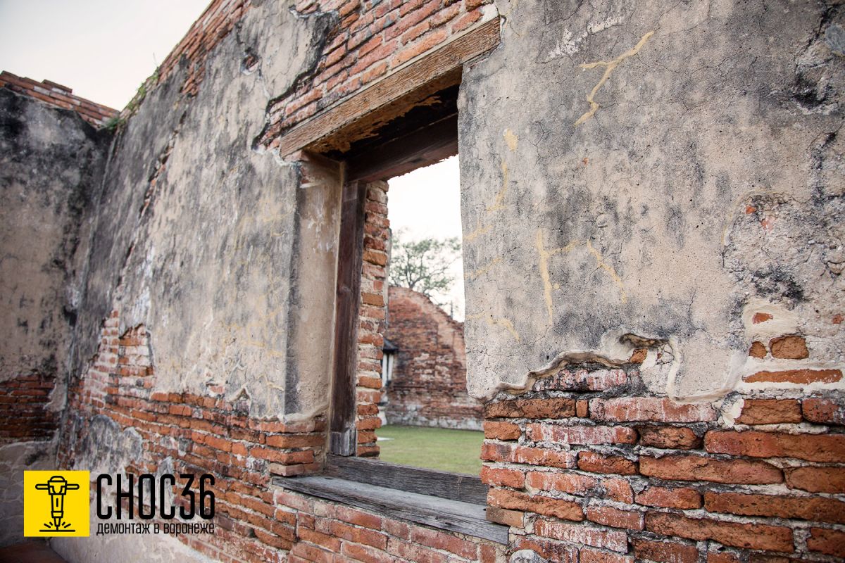 Демонтаж кирпичной стены